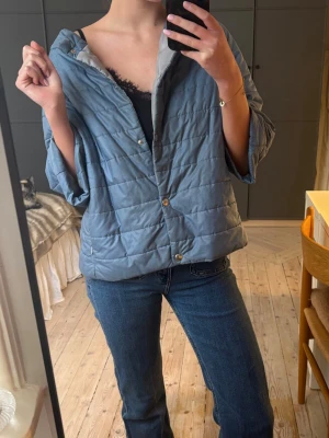 Herno liknande jacka  - Herno liknande jacka i blått. Vet tyvärr inte märket. Assss snygg nu till våren❤️