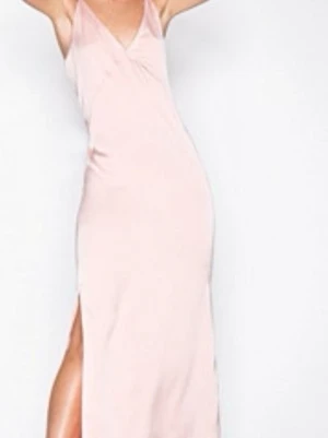 Ljusrosa balkläing  - En fina rosa balklänning har aldrig används hade bal förra året köpte hem massa som jag ville ha och skickade sldirg tillbaka priset kan diskuteras vid snabbaffär 💕kan såklart skicka egena bilder!