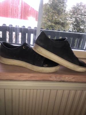 Lanvin Captoes Skor - Tja, säljer just nu ett par riktigt fina Lanvins. Extremt fint skick, lite smutsiga men kan såklart tvätta dom innan frakt. Endast skor tillkommer. Pris är ej hugget i sten ✅Hör gärna av er kring eventuella frågor eller fler bilder✅/Albin