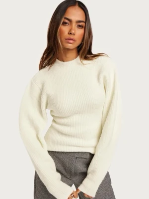 Vit ribbstickad tröja  - Vit stickad tröja från Nelly.