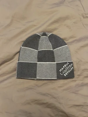 Grå rutig mössa  - Säljer grå rutig mössa för 329 nytt skick 