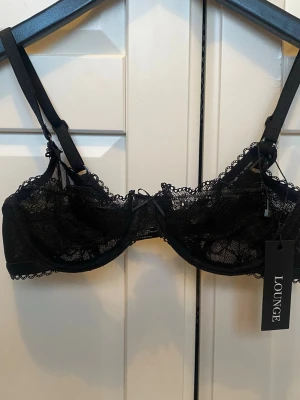 Lounge bh i spets  - Superfin bh från lounge helt ny med lapp kvar dubbelt lager med spets i storlek 70A