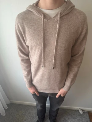 Beige chasmir hoodie - Säljer denna riktigt feta chasmir hoodien som är storlek M. Skriv vid minsta fundering🙌