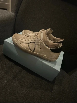 Philippe model skor - Säljer mina Philippe model skor i storlek 40.  Box och dustbag ingår! Nypris 3500. Säljer pga att de inte är till användning då de är för små samt att jag har nya skor. Skorna är i bra skick på utsidan om man bortser från att de är lite smutsiga och hade behövt en tvätt. På insidan av hälen är de rätt sletna. Därav billigt pris. Det är dock inget man märker av speciellt mycket. De funkar lika bra som vanligt. Hör av dig vid minsta lilla fråga! Mvh Kåre