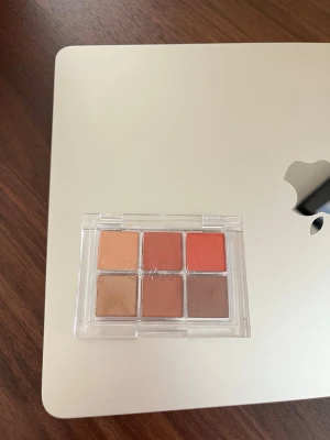 Caia - Ögonskugsspalett från Caia!✨ Fel färger för mig, endast swatchad. 💗