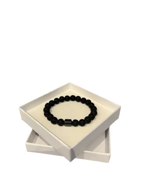 Svart pärlarmband från Edblad  - Snyggt svart armband med runda pärlor, Perfekt accessoar för en stilren look. Levereras i en vit presentask.