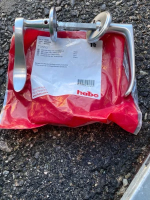 Dörrhandtag Torino i borstat stål - Säljer ett par dörrhandtag av modellen Torino från Habo. Handtagen är i borstat stål med modern, stilren design och rund rosett. Perfekt för att ge dörren en snygg uppgradering. Monteringsdetaljer medföljer. 5 st