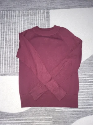 Röd tjocktröja - En röd tjocktröja från Gina tricot. Knappt använd och i bra skick. Fungerar jättebra mot hösten, vintern eller bara när man känner för det.