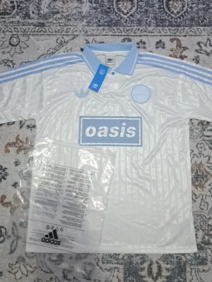 Live oasis 25 vit+blå tröja - Live oasis 25 vit och turkos blå tröja size L