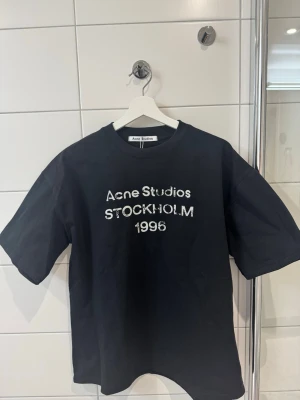 Svart t-shirt - Ej äkta, unisex strl. S ny med prislapp