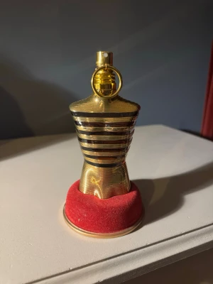 Jean Paul Gaultier Le Male Parfym - Tjena! Jag säljer en flaska Jean Paul gaultier le male Elixir. Som ni kan se på andra bilden så är det mycket av den kvar. Sriv privat om ni har några frågor