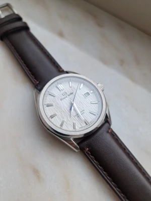 Custom Seiko mod (GS) - Custom made seiko mod   40mm case med polerade/borstade detaljer Vit GS tavla med white birch textur Seiko nh35 urverk Blå sekundvisare Brunt läderband