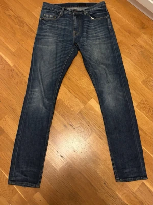 Blå tiger of Sweden jeans - Ett par schyssta tiger of Sweden jeans i nice tvätt o färg.Storlek W31 och L32,Priset är förhandlingsbart så de är bara att buda på!                                                                                                                               (Lite mer urtvättad känsla på materialet)