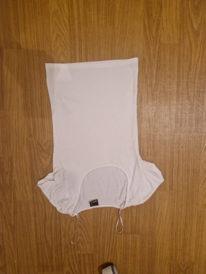 Topp från Gina tricot - Den är ganska genomskinlig. Prickar (se bild)