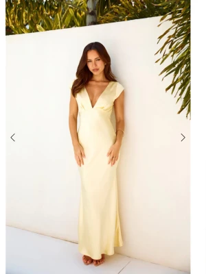 Ljusgul långklänning med öppen rygg - Elegant ljusgul långklänning med djup v-ringning och öppen ryggdetalj. Klänningen är endast använd en gång och därav i väldigt fint skick. Perfekt till balen!💓