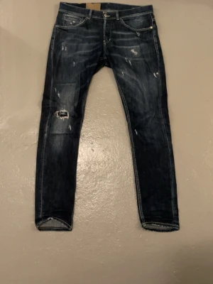 Mörkblå Dondup george - Säljer ett par mörkblå Dondup george, de sägs vara Skinny fit men är mer slim. W34 och drygt 103cm längd. Passar mig som är 194 80kg. Lite korta. Runt 45cm midja rakt över.