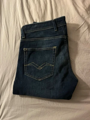  Replay jeans (HELT NY) - Snygga mörkblå jeans från Replay med klassisk femficksmodell och kontrastsömmar. Jeansen är helt nya ny pris 1499. Pris kan diskuteras litegrann vid snabb affär.