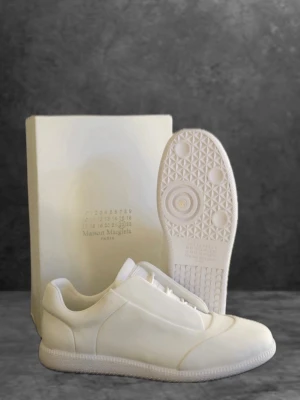 Maison Margiela Future low - Säljer ett par sprillans nya Maison Margiela Future Low i färgen vit. Inga skador eller missfärgningar. Tillverkade i läder för skön och lyxig känsla. Skriv vid frågor. Snabb leverans ⚡️📦. Rabbat vid köp av flera varor 💰📉✅