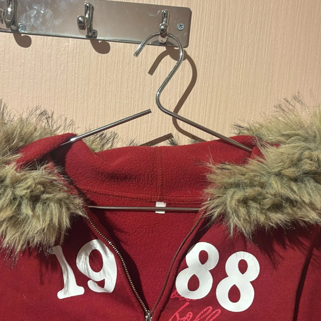 Röd hoodiejacka med fuskpäls - 1