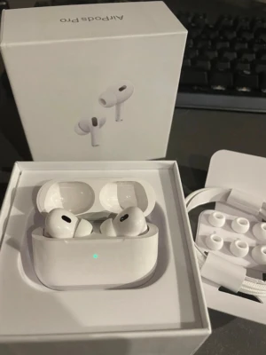 Apple AirPods Pro 2  - Säljer ett par vita Apple AirPods Pro 2 med laddningsetui. Hörlurarna har en stilren och kompakt design, silikonpluggar i olika storlekar och levereras i originalförpackning. Perfekta för dig som vill ha grymt ljud och brusreducering i vardagen.
