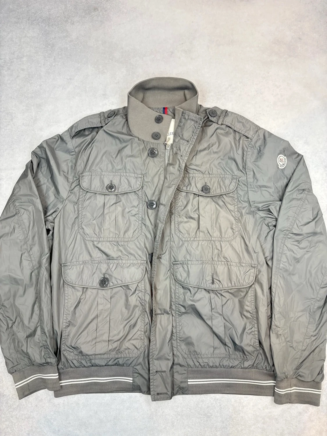 Grå vindjacka från Moncler