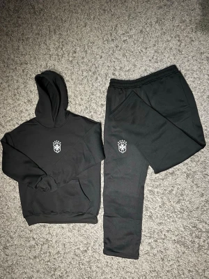 Brazil-tracksuit  - Säljer den här tracksuiten som är ifrån mitt egna märke (Brazil.studios ) skönt och stilrent mjukiset