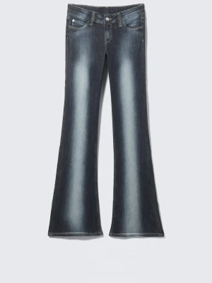 Weekday Bootcut jeans  - Mörkblå bootcut jeans från weekday. ”Kvarg jeansen”. (Jag är 170 cm lång och passar mig väldigt bra).💙De är low waist 