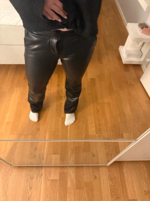 Lågmidjade skinbyxor  - Säljer ett par svarta lågmidjade skinbyxor från bershka. Byxorna är i superfint skick och inga anmärkningar. 