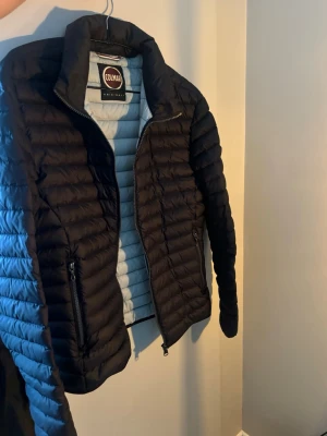 Colmar jacka herr - Colmar jacka, storlek 50 (M). Endast använd någon enstaka gång, inga tecken på användning. Mörkgrå/svart