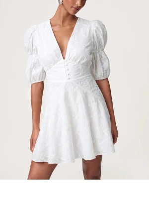 Vit kort klänning med puffärmar - Vit jättefin kort klänning från adoore, perfekt till studenten.