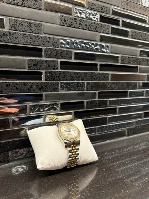 Klocka Guld/Silver - Jag säljer min klocka som är i färgen silver och guld och den har även en silver urtavla. Den är i väldigt fint skick utan repor osv då den endast blivit använd 1-2 gånger