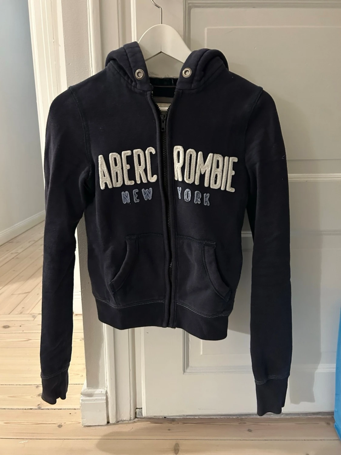 Mörkblå hoodie från Abercrombie & Fitch