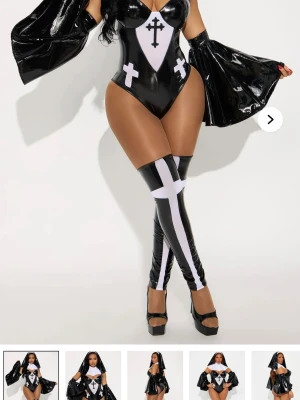 Svart nunneinspirerat latexset cosplay - Säljer ett svart och vitt nunneinspirerat latexset för maskerad eller cosplay. Setet inkluderar en glansig body med korsdetaljer, matchande ärmar, strumpor med vita kors och en huvudbonad. Materialet är glansigt och figurnära för en dramatisk look. Krage och ärmar medföljer ej. Använd 1 ggr på Halloween. Ord.pris 1058 :- Tar bort annons söndag!