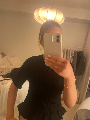 Svart topp från gina - Svart topp med rynkad mage❤️❤️ jättesnygg men kommer ej till användning.
