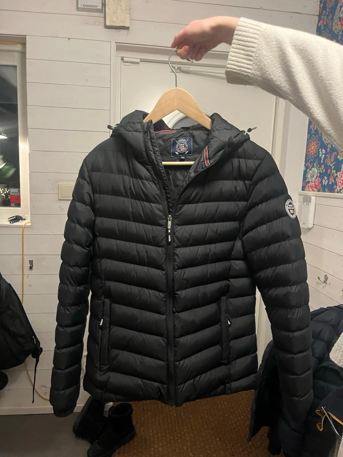 Svart pufferjacka med huva från Polo Club 