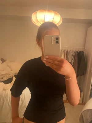 Svart knyttopp från Nelly - Jättefin tröja från Nelly med knyt i ryggen❤️❤️ säljer för den ej kommer till användning längre 