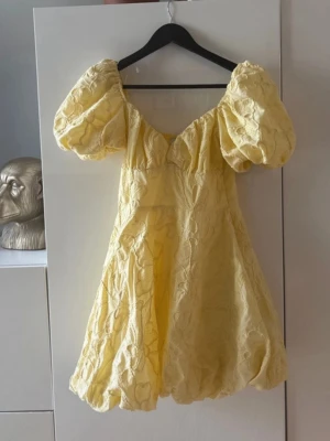 Sommarklänning - Säljer denna fina sommarklänning perfekt till midsommar 