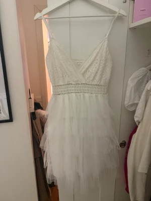Klänning  - Jättefin vit klänning som man kan ha till studenten, köpte klänningen i nån butik i Italien 🤍
