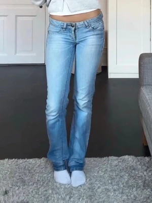 Låg midjade jeans  - Supersnygga & eftertraktade låg midjade ljusblåa jeans ⭐️ Midjemått rakt över: ca 38 cm Innerbenslängd: 83 cm  ‼️Hör av dig vid minsta fråga, pris kan diskuteras  Inga defekter men har sprätt upp jeansen där nere (se bild) men inget fult eller som man tänker på!