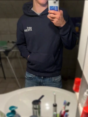 Mörk blå hoodie med tryck Arteatelier  - Snygg hoodie från Árteatelier i mörkblå färg. Har tryck både på fram- och baksidan. Finns i storlekar S,M,L