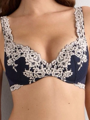 Mörkblå spets-bh med blommönster - Snygg mörkblå intimissmi bh med vacker vit spets och blommiga detaljer. Bh:n har bygel och breda axelband med spets, vilket ger ett elegant och romantiskt intryck. Perfekt för dig som gillar feminina detaljer och stilren design. Skriv privat för bilder! 