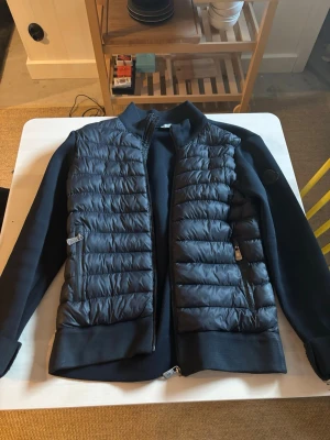 Moncler cardigan( black badge ) - Fet cardigan bra nu till våren, använt några gånger skön, varm och sitter bra.
