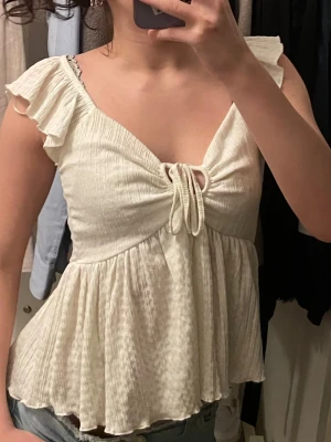 Vit volangblus med knyt framtill - Vit söt topp från lager 157 i storlek xs. 