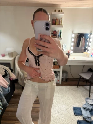 Vita linnebyxor  - Vita linnebyxor med fint material i vit, från Lindex och andvlnda cirka 5 gånger för att dom blev för små.