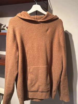 Stickad hoodie NN07 - Stickad hoodie i yakull från NN07 i storlek M