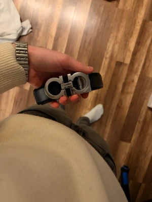 Svart skärp snygg  - Snyggt svart skärp 105 