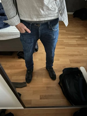 Mörkblå slim fit jeans från Lee - Snygga mörkblå jeans från Lee i slim fit-modell, säljs för att de lite för små. Köptes i affär. Använda 2-3 gånger så de är i ny skick. W30 L32
