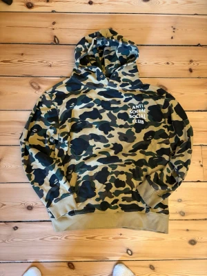 Bape x Anti Social Social Club Hoodie - Bape x Anti Social Social Club hoodie. Storlek XL men sitter mer som en M. Använd några gånger men är i bra skick. 