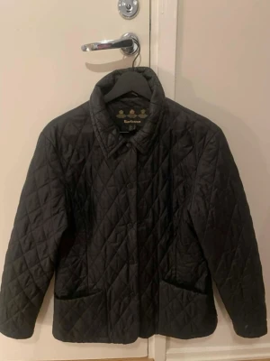 Barbour Quiltad jacka - Säljer en Quiltad Barbour jacka svart i storlek L