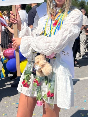 Studentklänning  - Säljer min fina studentklänning från NAKD. Djup rygg med knytning. Använde den på mitt utspring och under midsommar. Så så nöjd!!💕💕